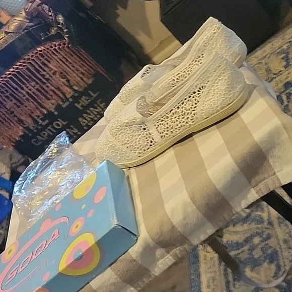 White Lace Shoes, Ladies  sz.9, Wedding,Vacation,NIB - Picture 3 of 4